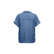 Only Damenbluse aus blauem Lyocell mit kurzen Ärmeln, Kragen und dezenten Ziernähten, Vorderansicht