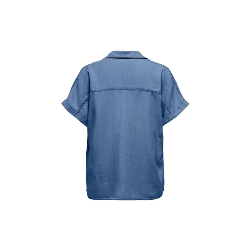 Only Damenbluse aus blauem Lyocell mit kurzen Ärmeln, Kragen und dezenten Ziernähten, Vorderansicht