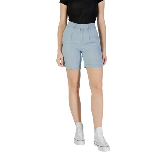 Hellblaue, hochgeschnittene Lyocell-Shorts mit Falten und Knopfverschluss für lässige Sommerkleidung von Only Frauen