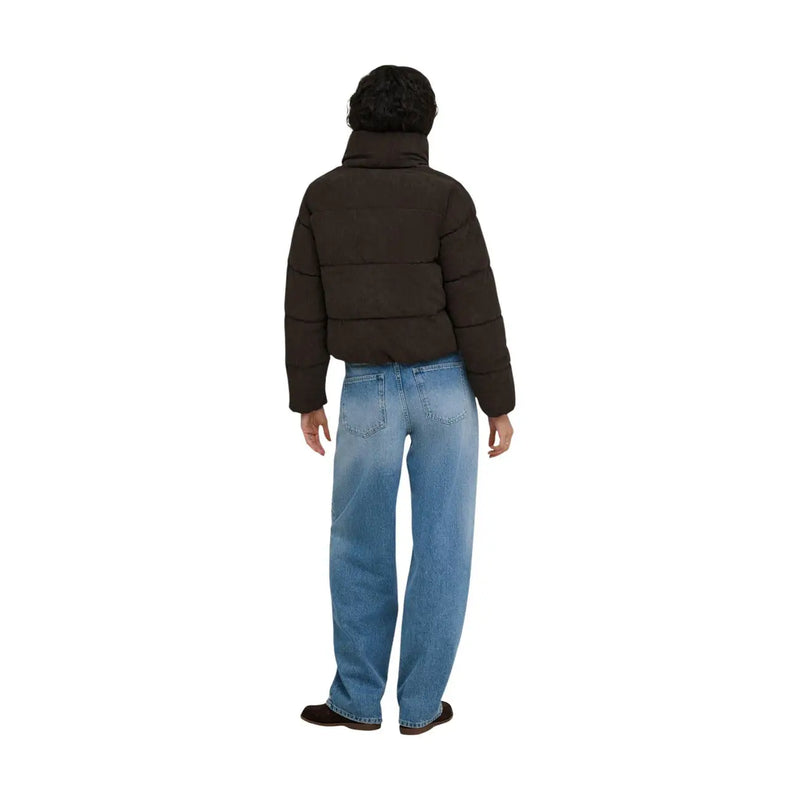 Schwarze Steppjacke mit hohem Kragen aus Polyester, abgebildet neben only brauner Cord-Daunenblazer für Damen