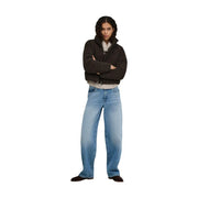 Eine hellblaue, weit geschnittene Jeans aus Denim mit lässiger Passform und klassischen Ziernähten für Damen von only mit braunem Cord-Steppblazer aus Polyester