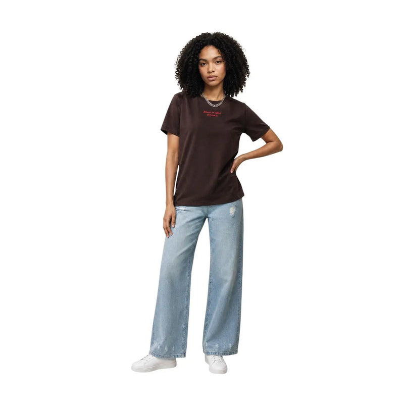 Braunes, kurzärmeliges Baumwoll-T-Shirt mit Rundhalsausschnitt für Damen mit kleinem, rotem, gesticktem Logo auf der Brust