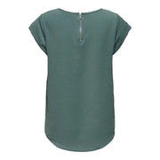 Only Grüne, kurzärmelige Damenbluse aus Polyester in einem sanften Salbeigrün mit strukturiertem Stoff und sichtbarem silbernen Reißverschluss am Rücken.