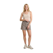 Beige ärmellos top mit einer weichen, taillierten Silhouette und einem dezenten Rundhalsausschnitt, kombiniert mit only Damen graue Polyester-Shorts