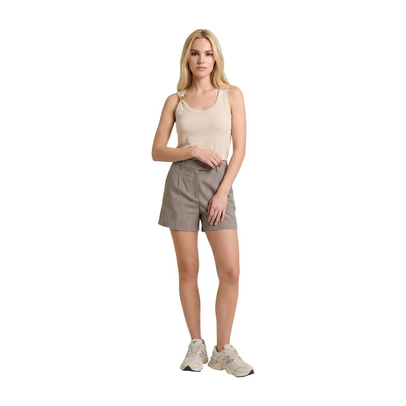 Beige ärmellos top mit einer weichen, taillierten Silhouette und einem dezenten Rundhalsausschnitt, kombiniert mit only Damen graue Polyester-Shorts