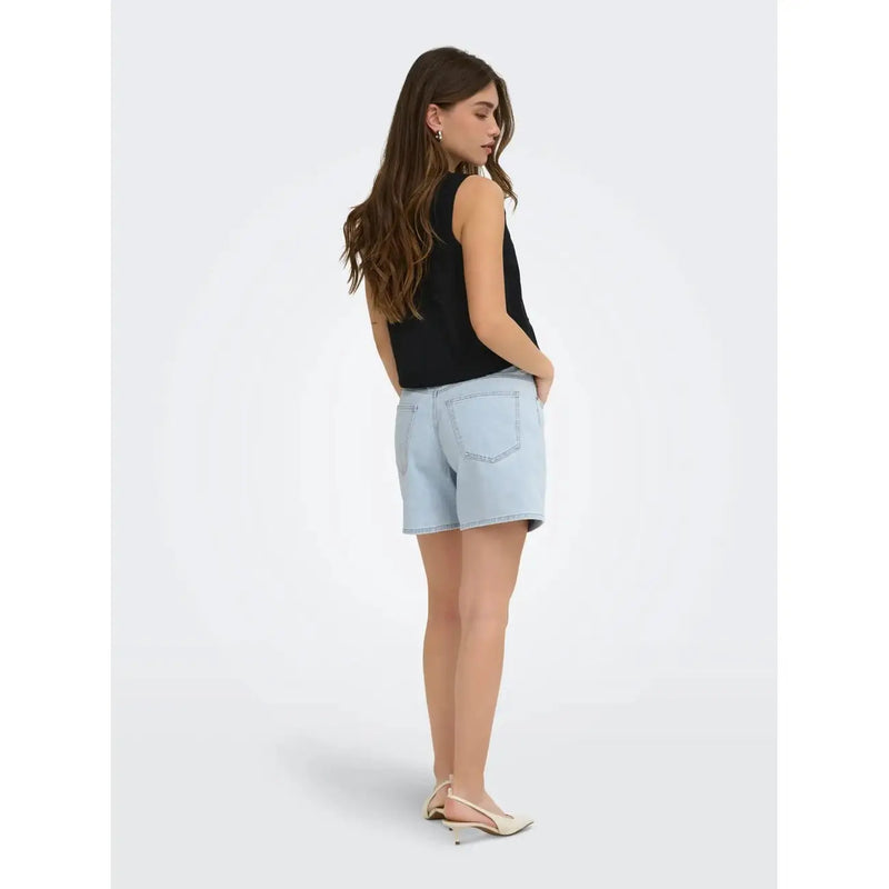 Only Hellblaue Damen-Denimshorts aus Baumwollmischgewebe mit klassischem Fünf-Taschen-Design und leicht verwaschener Optik.