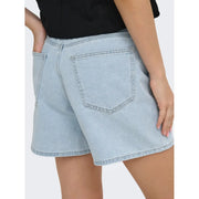 Rückansicht von only Damen-Shorts aus hellblauem Baumwollmischgewebe mit klassischen Gesäßtaschen und geradem Saum