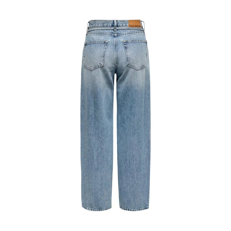Only Damen-Jeans aus hellblauer Baumwolle in heller Waschung mit weitem Bein und braunem Leder-Markenetikett am Bund (Rückansicht)