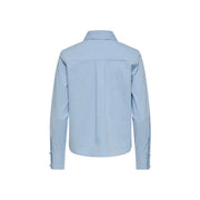 Only Hellblaues, langes Damen-Poloshirt aus Baumwolle mit klassischem Kragen und dezenten Falten, von der Rückseite gesehen
