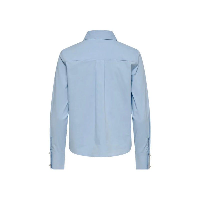 Only Hellblaues, langes Damen-Poloshirt aus Baumwolle mit klassischem Kragen und dezenten Falten, von der Rückseite gesehen