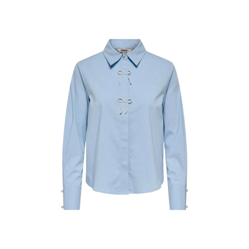 Hellblaues, langärmeliges Poloshirt aus Baumwolle für Damen mit weißer Schleife und Perlenverzierung vorne von Only Frauen