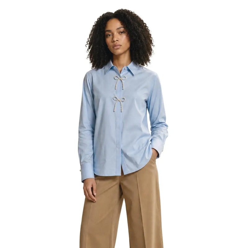 Only Hellblaues, langes Damen-Poloshirt aus Baumwolle mit Perlenapplikationen und dekorativer weißer Schleife vorne