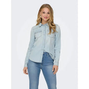 Hellblaue, lange Baumwollbluse für Damen mit Knopfleiste, zwei Brusttaschen und Kragen von Only Artikel 15315185