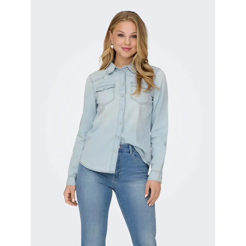 Hellblaue, lange Baumwollbluse für Damen mit Knopfleiste, zwei Brusttaschen und Kragen von Only Artikel 15315185