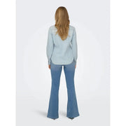 Hellblaue, ausgestellte Jeans mit klassischer, schmal zulaufender Passform, kombiniert mit einem Only langes hellblaues Baumwollhemd mit Knöpfen für Damen