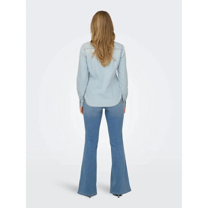 Hellblaue, ausgestellte Jeans mit klassischer, schmal zulaufender Passform, kombiniert mit einem Only langes hellblaues Baumwollhemd mit Knöpfen für Damen