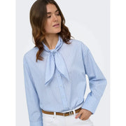 Only Hellblaues, gestreiftes, langes Baumwollhemd für Damen mit hellblauen und weißen Längsstreifen und einem Bindeband am Kragen.