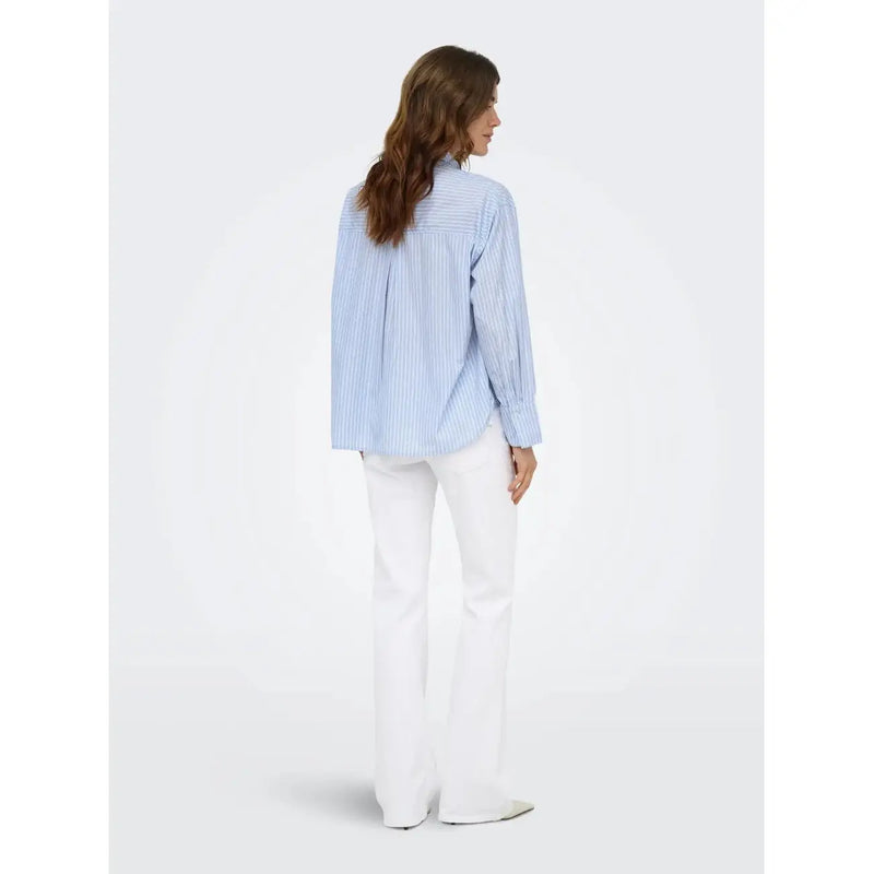 Only Hellblau-weiß gestreiftes, langes klassisches Baumwollhemd für Damen mit langen Ärmeln und Knopfleiste.