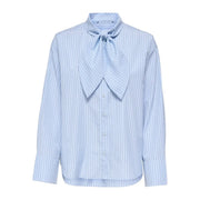 Only Hellblaues, gestreiftes, langes Baumwollhemd für Damen mit hellblau-weißem, vertikalem Streifenmuster und Schleifenkragen