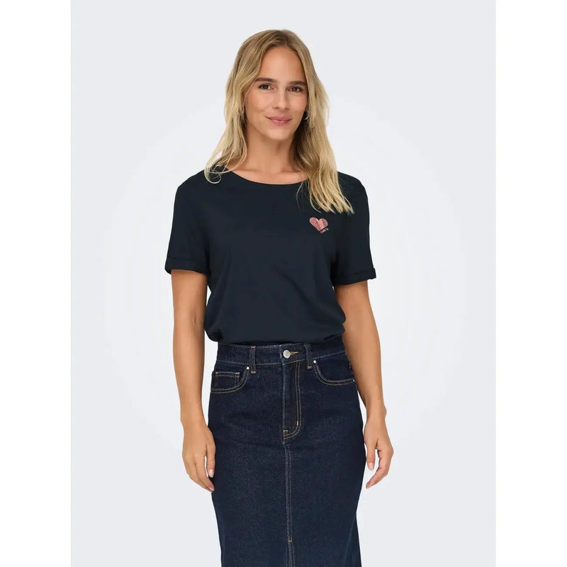 Only Damen-T-Shirt aus marineblauer Baumwolle mit kurzen Ärmeln und einem kleinen gestickten rosa Herz auf der linken Brust, Artikelnummer 15244714