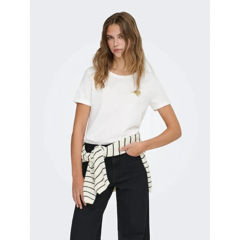 Only Weißes, kurzes Baumwoll-T-Shirt für Damen mit Rundhalsausschnitt und kleinem goldenen Herz-Emblem auf der linken Brust, Artikelnummer 15244714