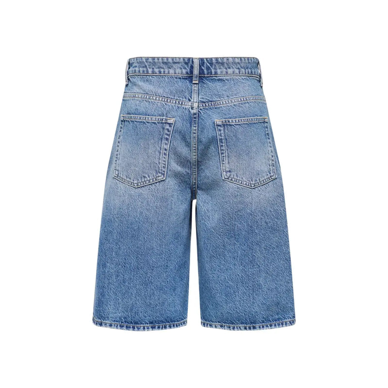 Rückansicht von only Damen-Jeansshorts in hellblauer Waschung mit hohem Bund, klassischen Gesäßtaschen und Bio-Baumwolle.