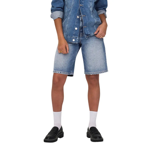 Only Damen-Jeansshorts in Blau mit klassischer Knopfleiste, Bio-Baumwolle, umgeschlagenen Säumen und mittlerer Waschung.