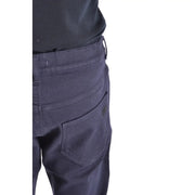 Rückansicht der Paolo Pecora Herren-Stretchhose aus dunkelblauem Denim mit strukturierter Webart und schwarzem Markenetikett.