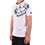 Weißes Herren-T-Shirt von Paul and Shark aus Baumwolle mit marineblauem, im Used-Look gehaltenem maritimen Flaggenmotiv und schwarzem Rippkragen, normale Passform