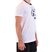 Weißes Herren-T-Shirt aus Baumwolle von Paul and Shark mit normaler Passform, marineblauem Used-Look-Print und schwarzem Rippstrick-Rundhalsausschnitt.