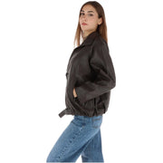 Brauner Damenblazer von Pepe Jeans aus Polyurethan mit Reißverschluss im Stil einer schwarzen Lederbomberjacke, mit Gürtel in der Taille und Reißverschlusstaschen.