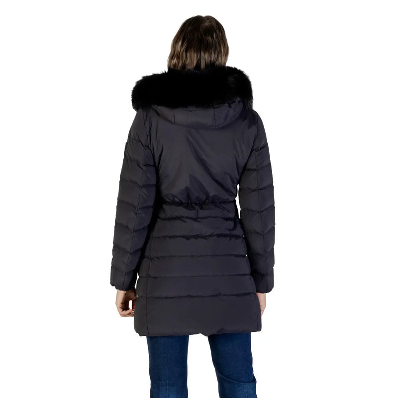 Schwarze, lange Nylonjacke von Peuterey für Damen mit Kapuze, Steppnähten und flauschig gefütterter Kapuze aus schwarzem Fell.