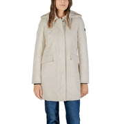 Beige Peuterey Damen-Trenchcoat mit weißem Blazer, Reißverschlusskapuze und elegantem Design aus Polyamid mit dezentem schwarzem Bündchen.