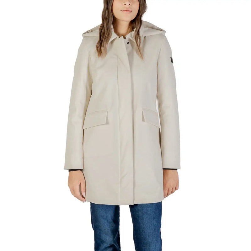 Beige Peuterey Damen-Trenchcoat mit weißem Blazer, Reißverschlusskapuze und elegantem Design aus Polyamid mit dezentem schwarzem Bündchen.