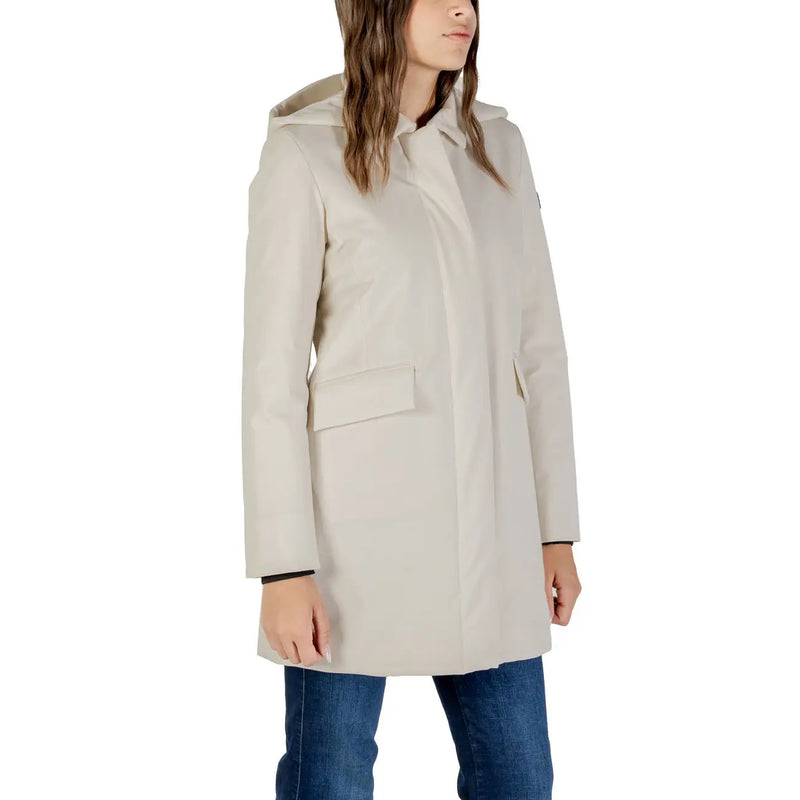Beigefarbener Trenchcoat mit Kapuze, elegantem, minimalistischem Design und schwarzen Bündchen, dazu ein weißer Blazer mit Reißverschluss und Kapuze aus Polyamid von Peuterey für Damen.