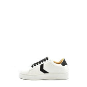 Weiße Philipp Plein Damen-Sneaker aus Leder mit schwarzen Schnürsenkeln und einem markanten schwarzen Chevron-Muster an der Seite