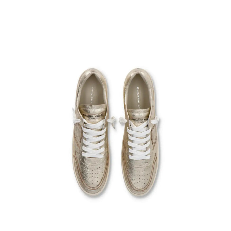 Philippe Model Damenleder Gold niedrigtop Sneaker mit weißen Schnürsenkeln und Perforationen