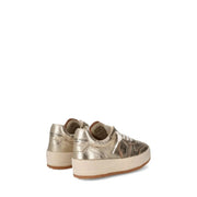 Philippe Damen-Sneaker aus goldfarbenem Leder mit klobiger weißer Sohle und geprägtem Markenlogo.