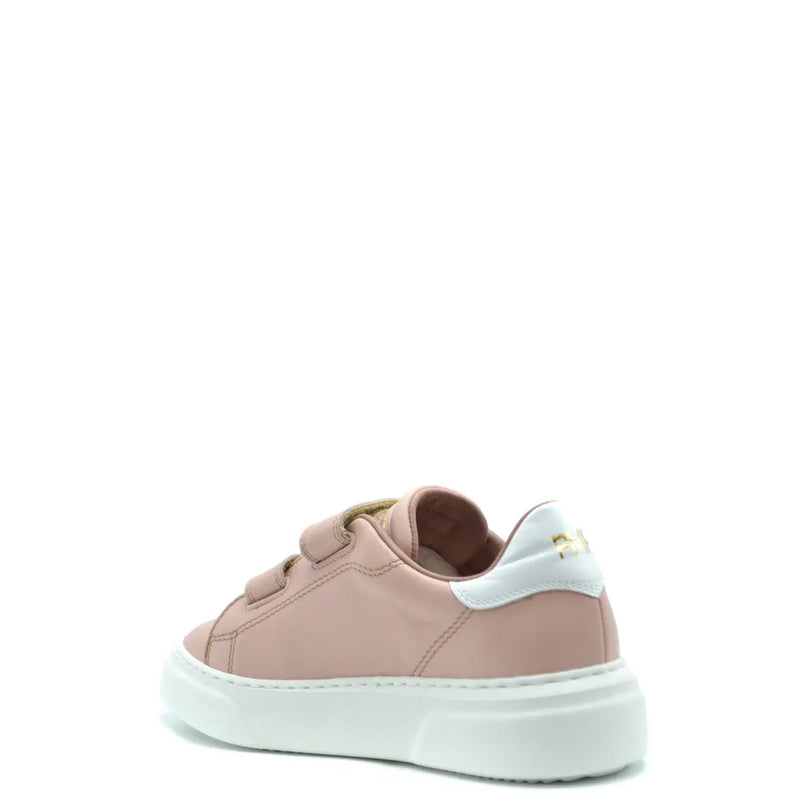Rückansicht der Philippe Damen-Sneaker aus rosafarbenem Leder mit weißer Gummisohle und goldfarbenem Logo an der Ferse