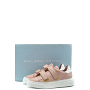 Philippe Model Damen-Sneaker aus rosafarbenem Leder mit rosafarbenem Wildleder, weißen Gummisohlen und goldfarbenen, gesteppten Klettverschlüssen