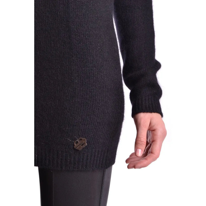 Schwarzer Damen-Strickpullover von Pierre Balmain aus Angora-Mischgewebe mit gerippten Bündchen und Saum sowie einem metallischen, schlüsselförmigen Knopf