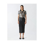 Ein schimmerndes, silberfarbenes, paillettenbesetztes Kurzarm-Poloshirt mit schwarzem Kragen und Manschetten, kombiniert mit einem schwarzen Polyesterrock mit Vordertaschen von pinko Frauen