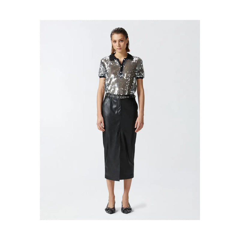 Ein schimmerndes, silberfarbenes, paillettenbesetztes Kurzarm-Poloshirt mit schwarzem Kragen und Manschetten, kombiniert mit einem schwarzen Polyesterrock mit Vordertaschen von pinko Frauen