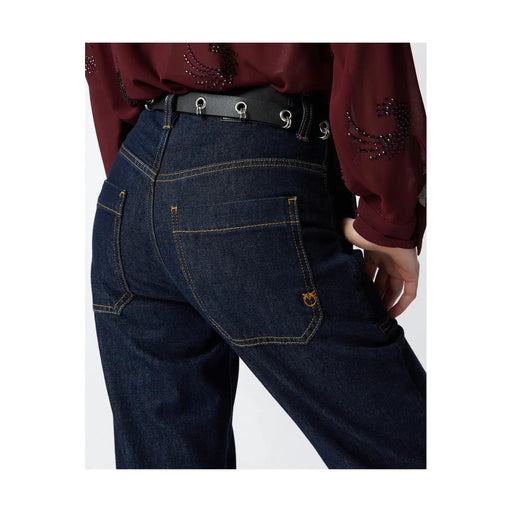 Rückseite pinko Dunkelblaue Damen-Jeans aus Baumwoll-Stretch-Denim mit gelben Ziernähten und goldenem Logo auf der Tasche