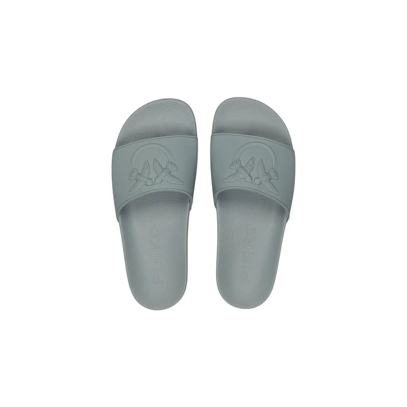 Pinko Grüne PVC-Damenpantoffeln mit offener Zehenpartie, hellgrauem minimalistischem Design und geprägtem Vogelmotiv im Fußbett.