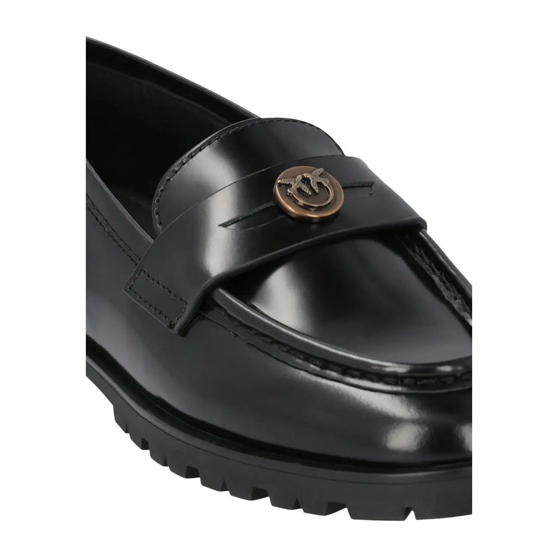 Pinko Schwarze, klassische Damen-Slipper aus Leder mit schwarzem Lackleder-Loafer und bronzefarbenem, rundem Logo-Emblem am Riemen