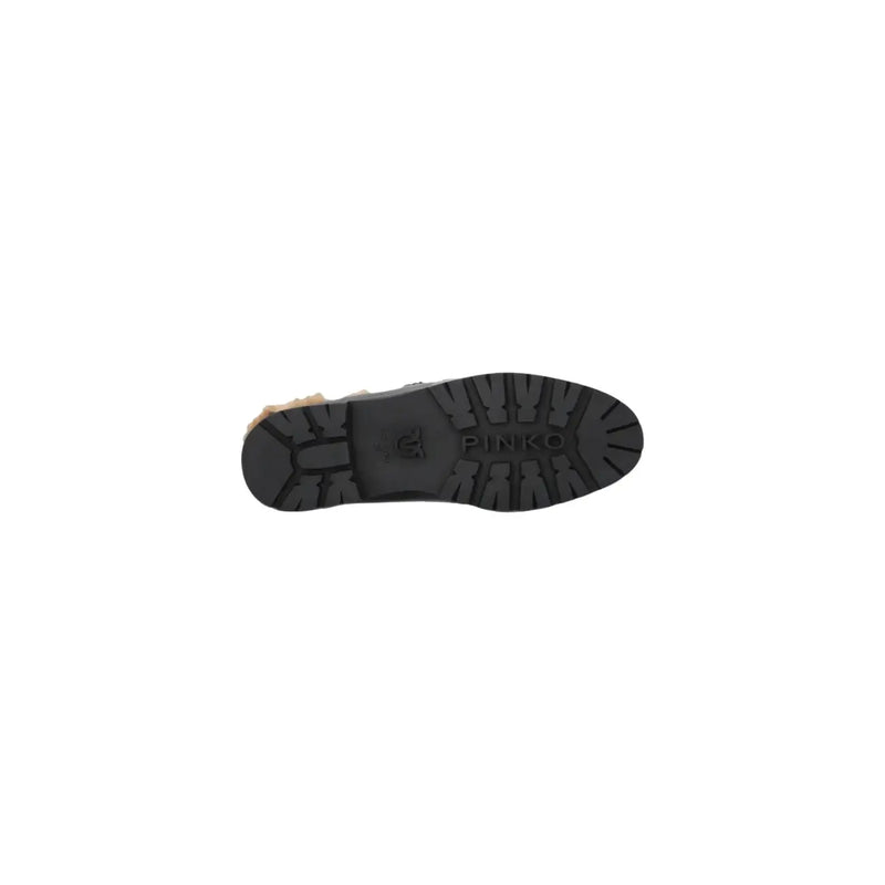 Schwarze Gummisohle mit tiefem Profil und pinko Logo auf der Rückseite eingeprägt pinko schwarze Damen-Lederpantoffeln