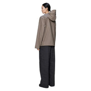 Taupefarbene Damen-Regenjacke aus braunem Polyester mit Kapuze, elegantem, minimalistischem Design und dezenter Textur