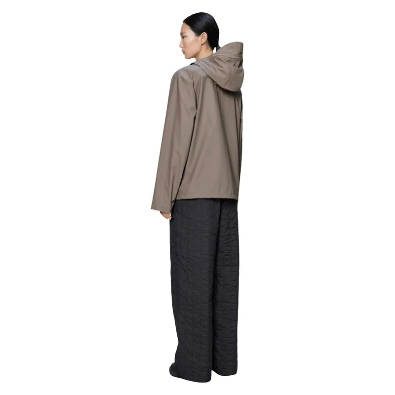 Taupefarbene Damen-Regenjacke aus braunem Polyester mit Kapuze, elegantem, minimalistischem Design und dezenter Textur