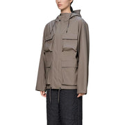 Rains Damen-Blazerjacke aus braunem Polyester mit Kapuze in elegantem, taupefarbenem Utility-Design und mehreren aufgesetzten Taschen.
